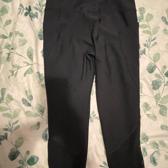 Old Navy High Rise Cropped Leggings. Excellent used condition - Picture 6 of 6